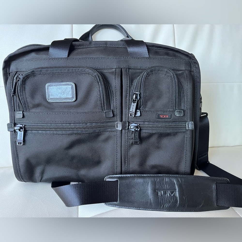 TUMI
Alpha Tumi T-Pass Medium Screen Laptop Slim Brief
MODEL #: 26516DH